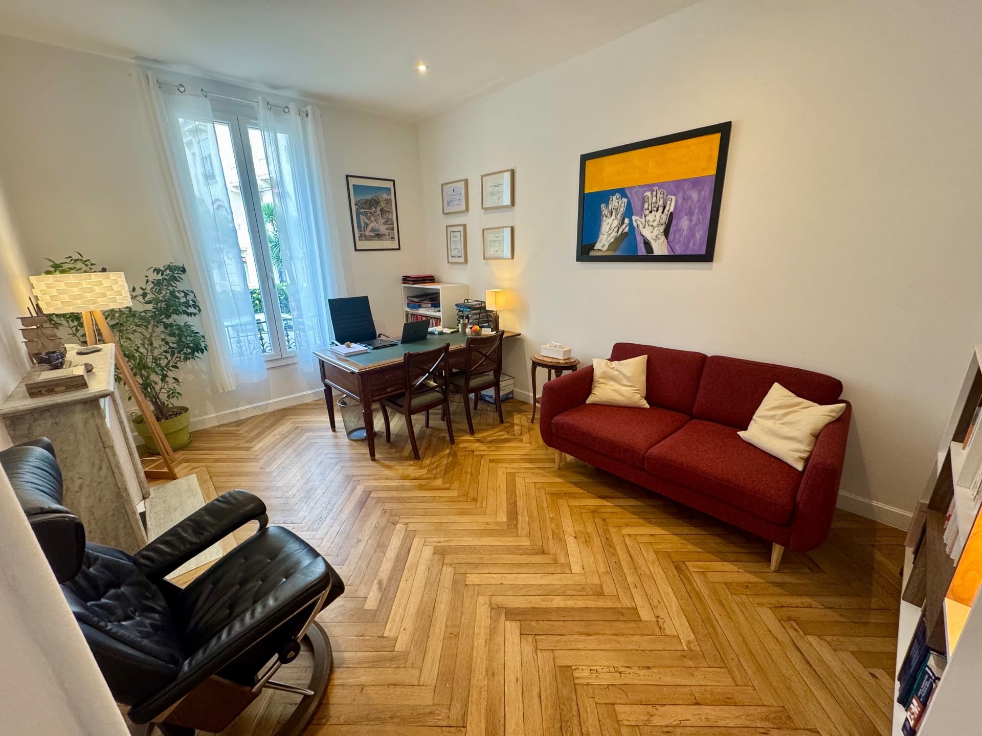 Intérieur chaleureux du cabinet de psychologie à Nice - espace thérapeutique lumineux et apaisant avec fauteuils confortables